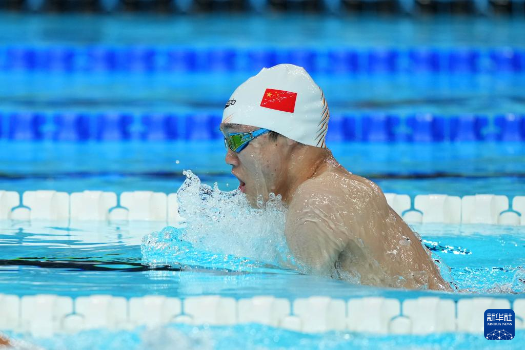 英国游泳运动员在比赛中力压群雄，夺得冠军的简单介绍